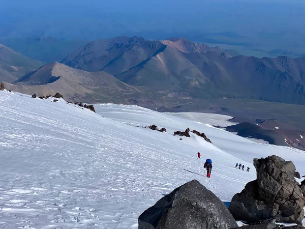 Elbrus Montanha Alpinistas Com Mochilas Postes Trekking Caminham Longo Caminho — Fotografia de Stock