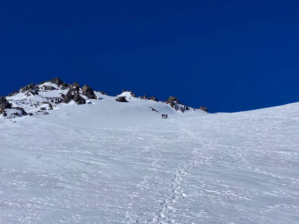 Elbrus Montanha Três Alpinistas Com Mochilas Postes Trekking Caminham Longo — Fotografia de Stock