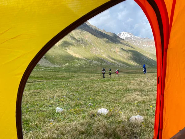 View Tent Climbers Backpacks Trekking Poles Walk Alpine Meadows Aerial — Stock Photo, Image