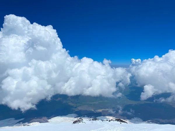 Uma Vista Deslumbrante Topo Elbrus Linda Paisagem Montanha Inverno Encostas — Fotografia de Stock