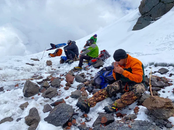 Tırmanışçılar Elbrus Yamaçlarındaki Kayalıklarda Dinleniyorlar Kuzey Elbrus Bölgesinin Karlı Yamaçları — Stok fotoğraf