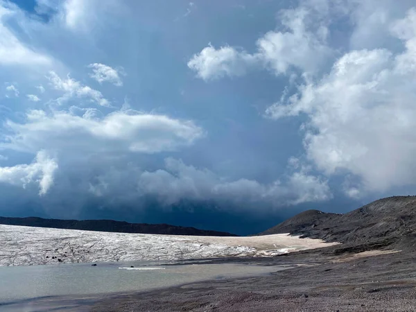 겨울의 아름다운 엘브루스 지역의 바위투성이의 눈덮인 산비탈이다 악천후 — 스톡 사진