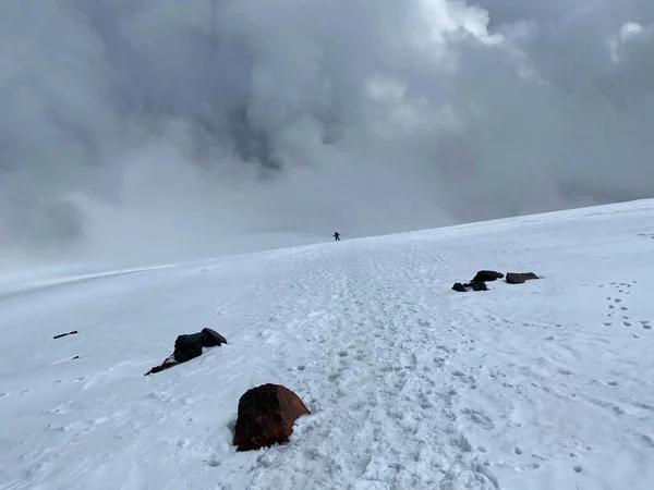 Sırt Çantası Yürüyüş Direkleri Olan Bir Dağcı Karlı Bir Patika — Stok fotoğraf