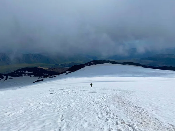 배낭을 장대를 등산하는 사람은 눈덮인 걷는다 아름다운 브로스 지역에 눈덮인 — 스톡 사진