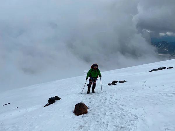 带着背包和手杖的登山者沿着雪地的小径行走 美丽的山地冬季风景 北部Elbrus地区的雪坡 — 图库照片