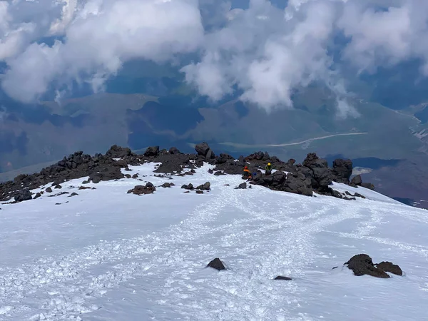 Dos Escaladores Alto Hermoso Paisaje Invierno Montaña Región Norte Elbrus — Foto de Stock