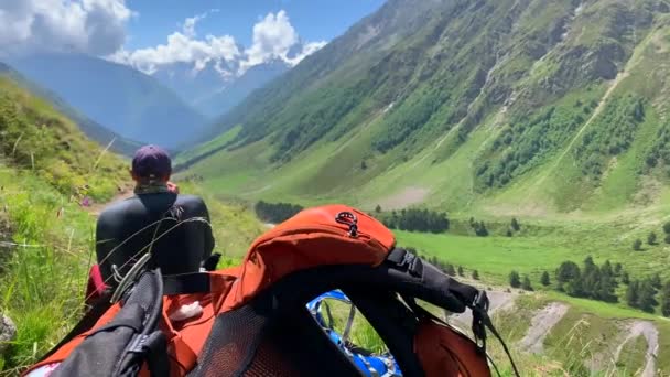 Trávě Sedí Horolezec Velkým Batohem Pije Čaj Letecký Pohled Krásnou — Stock video