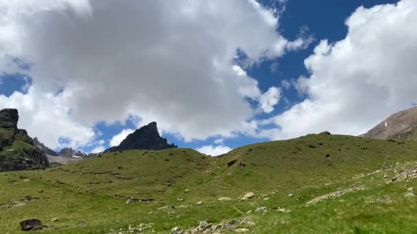 北部Elbrus地区的绿色岩石斜坡 空中俯瞰美丽的高山夏季风景 蓝天白云 远处白雪覆盖的山峰 — 图库视频影像