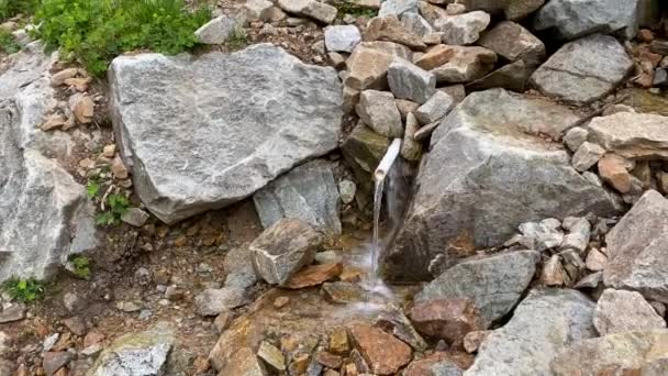 Eau Guérison Déverse Tuyau Blanc Dans Les Pierres Source Naturelle — Video