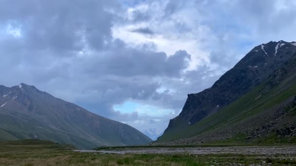 Timelapse Cielo Nocturno Con Nubes Pendientes Rocosas Verdes Región Norte — Vídeos de Stock