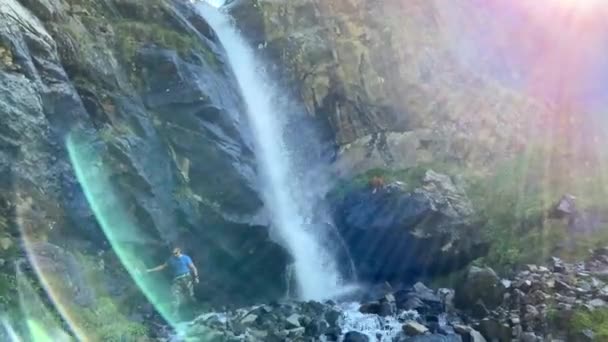 Een Reiziger Bij Een Prachtige Waterval Bergen Groene Hellingen Van — Stockvideo