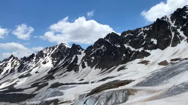 Vista Aérea Hermoso Paisaje Invierno Montaña Pendientes Rocosas Nevadas Región — Vídeos de Stock