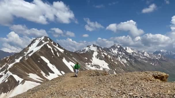Підіймач Подорожній Ходить Гірській Стежці Повітряний Вид Прекрасний Зимовий Пейзаж — стокове відео