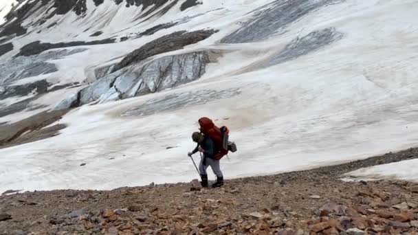 Elbrusský Distrikt Rusko Června 2020 Horolezec Velkým Batohem Trekkingovými Tyčemi — Stock video