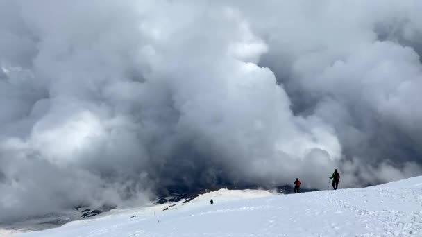 Horolezci Sestupují Elbrusu Velká Bouřková Mračna Letecký Pohled Krásnou Horskou — Stock video