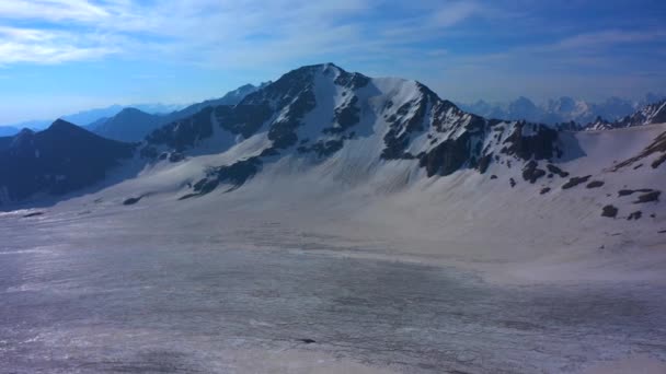 Vista Aérea Uma Bela Paisagem Inverno Montanha Encostas Rochosas Nevadas — Vídeo de Stock