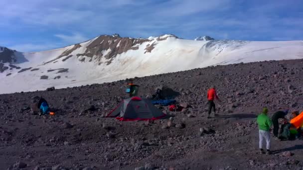 Tents Camp Front Mount Elbrus Travelers Collect Backpacks Snowy Rocky — Stock Video