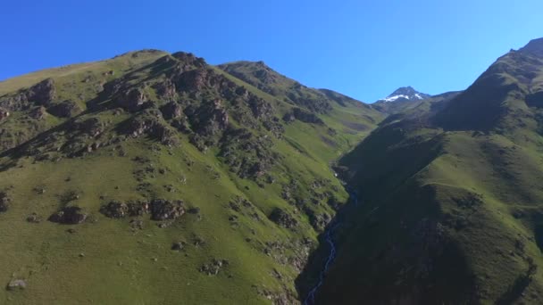 Luftaufnahme Eines Wunderschönen Bergwasserfalls Sommerlandschaft Den Bergen Grüne Felshänge Der — Stockvideo