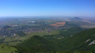Pyatigorsk 'taki Beshtau dağının tepesinden güzel bir manzara. Yaz manzarası.