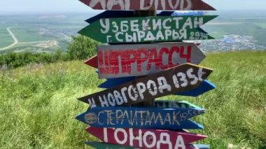 Pyatigorsk 'taki Mashuk Dağı' nın tepesindeki gözlem güvertesinde. Plakalar - farklı şehir ve ülkelerin isimlerine sahip noktalar: Ryazan, Kharkov, Özbekistan, Novgorod, Sterlitallak, Gonoda, Novosibirsk, vb..