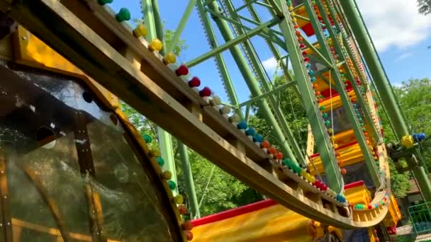 Kinderdraaimolen Ferris Wiel Het Pretpark Van Stad Pyatigorsk Een Zonnige — Stockvideo