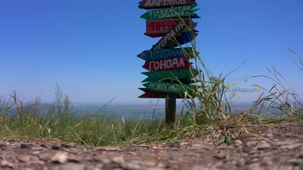 Pyatigorsk Taki Mashuk Dağı Nın Tepesindeki Gözlem Güvertesinde Plakalar Farklı — Stok video