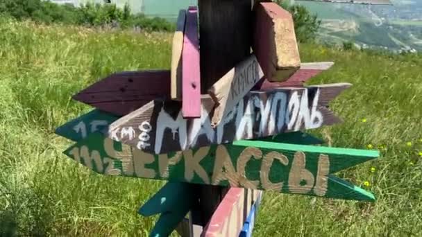 Pyatigorsk的Mashuk山顶的观景台 标有不同城市和国家名称的指针 切尔卡西 马里乌波尔 萨兰斯克 弗拉迪米尔 阿布哈兹 马加丹 摩尔曼斯克 托木斯克等 — 图库视频影像
