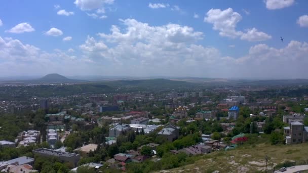 鳥の目のビューからのPyatigorskの美しい景色の空中ビュー 夏の晴れた日 青空と白い雲 — ストック動画
