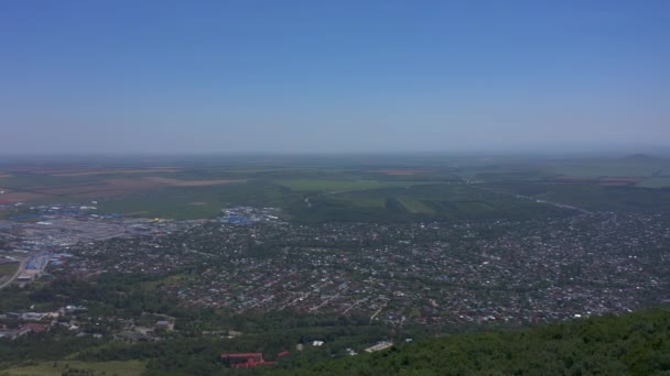 マシュク山の頂上からのPyatigorskの美しい景色 標高1000メートルの夏の風景 — ストック動画