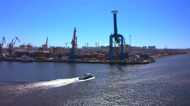 Vista Aérea Una Fila Grúas Construcción Carga Orilla Del Río — Vídeo de stock