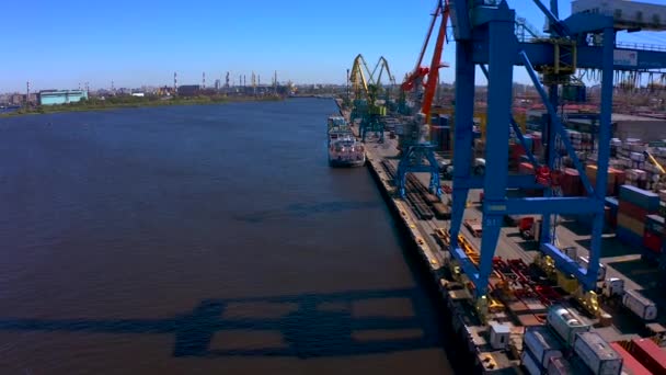 Vista Aérea Una Fila Grúas Construcción Carga Orilla Del Río — Vídeo de stock