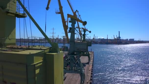 Flygfoto Över Rad Konstruktion Eller Lastkranar Floden Stranden Närbild Fartyget — Stockvideo