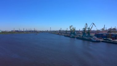 Nehir kıyısındaki bir sıra inşaatın ya da yük vinçlerinin havadan görüntüsü. Gemi Kanonersky Adası 'na yanaşıyor. Su mavnaları ve nakliye araçlarıyla sanayi limanı.