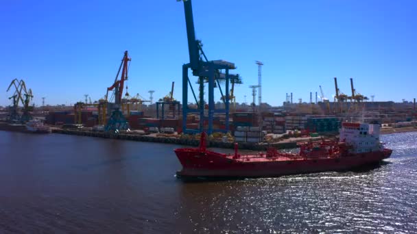 Vista Aérea Una Fila Grúas Construcción Carga Orilla Del Río — Vídeo de stock