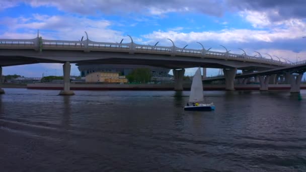 San Petersburg Rusia Junio 2020 Vista Aérea Yate Navegando Largo — Vídeos de Stock