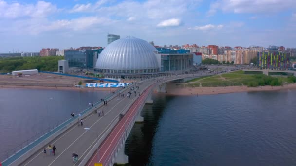 Saint Petersburg Russia June 2020 Aerial View Yacht Bridge 沿路走的人 — 图库视频影像