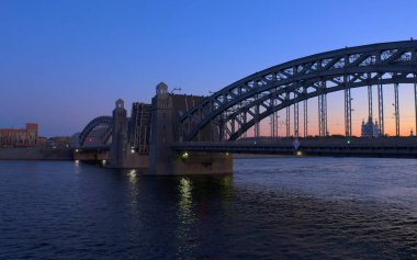 Bolsheokhtinsky Köprüsü, St. Petersburg 'daki Neva Nehri üzerinde güzel bir asma köprüdür. Beyaz geceler. Büyük Peter 'ın Köprüsü.