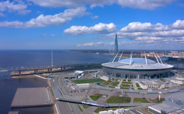 PETERSBURG, RUSSIA - 5 Mayıs 2020: Zenit Arena olarak bilinen Gazprom Stadyumu 'nun havadan görünüşü. Şehrin üzerinde İHA uçuşu.