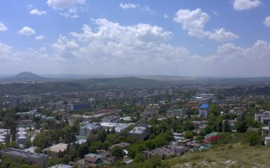 Pyatigorsk 'un kuş bakışı güzel manzarası. Yaz güneşli bir gün. Mavi gökyüzü ve beyaz bulutlar.