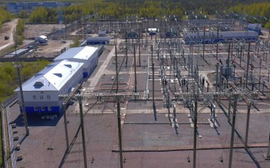 Elektrik santralinin hava görüntüsü. Elektrik hatları. Büyük bir şehir için endüstriyel güç kaynağı