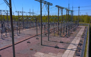 Elektrik santralinin hava görüntüsü. Elektrik hatları. Büyük bir şehir için endüstriyel güç kaynağı.