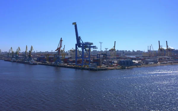 河堤上一排排的建筑或货物起重机的空中景观 船停泊在卡诺涅茨基岛 配备驳船和拖轮的工业港口 — 图库照片