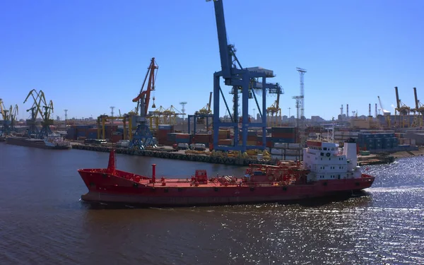 Vista Aérea Una Hilera Grúas Construcción Carga Orillas Río Con — Foto de Stock