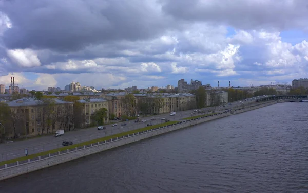 Widok Lotu Ptaka Europejskie Miasto Ruch Rzekę Promenadę Lot Dronem — Zdjęcie stockowe