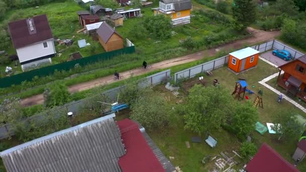 Vedere Aeriană Doi Bicicliști Drum Suburban Îngust Satul Rusesc — Videoclip de stoc