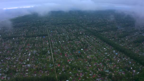 在一个多云的夏日 从鸟瞰的角度俯瞰美丽的俄罗斯村庄的空中风景 乡村生活 从上面看 — 图库视频影像