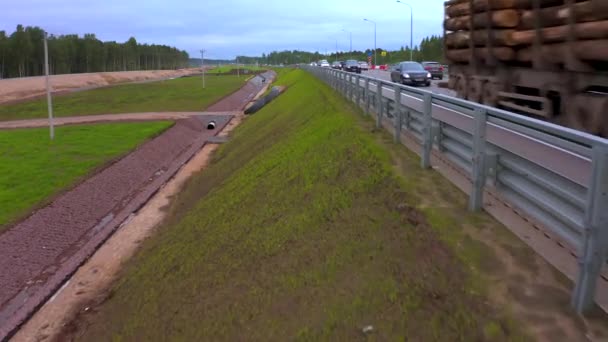 Vista Aérea Camiones Coches Que Circulan Por Una Carretera Suburbana — Vídeos de Stock