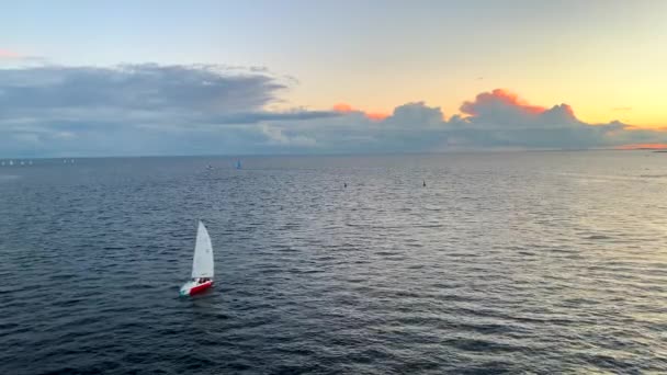 Hermosa Vista Aérea Del Mar Pre Puesta Sol Con Yates — Vídeo de stock