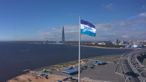 サンクトペテルブルク ロシア 2020年8月7日 Zenitの旗の空中ビュー サンクトペテルブルクのメインサッカーチーム 街と超高層ビルラッカセンター上空のドローン飛行 — ストック動画