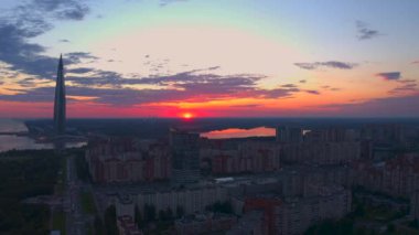 SAINT PETERSBURG, RUSSIA - 8 Ağustos 2020: Pembe günbatımında gökdelen Lakhta Center ve Atlantic City 'nin hava manzarası. Akşam İHA uçuşu var..